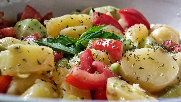 I verdi primi piatti del Salento: l'insalata di patate